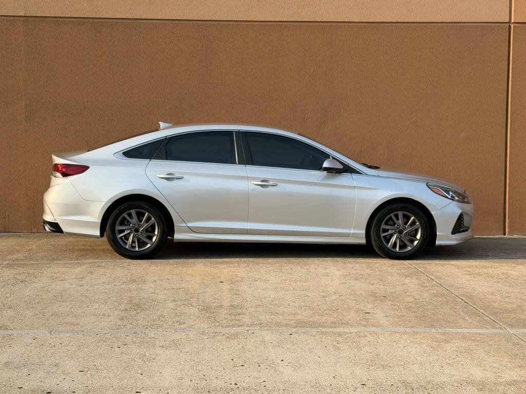 Used 2018 Hyundai Sonata SE FWD image 2