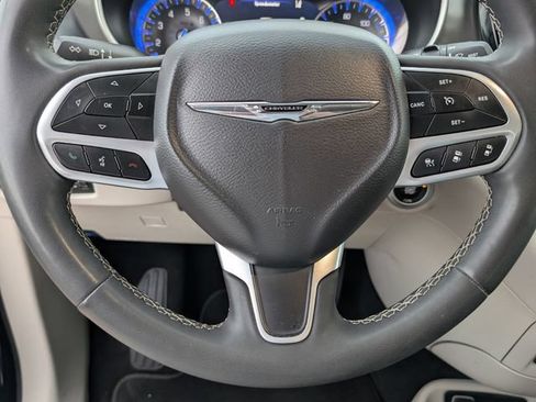 Used 2024 Chrysler Pacifica Touring-L FWD image 6