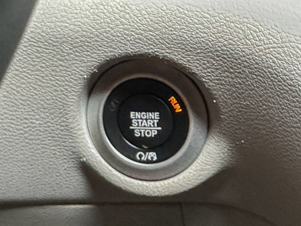 Used 2024 Chrysler Pacifica Touring-L FWD image 33