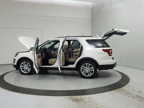 Used 2017 Ford Explorer XLT w/ Equipment Group 202A FWD image 13