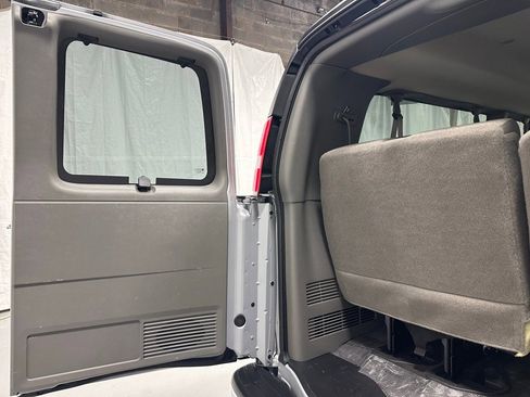 Used 2025 Chevrolet Express 3500 LT w/ LT Preferred Equipment Group image 33