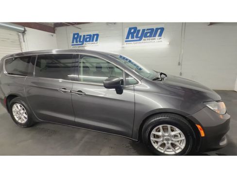 Used 2022 Chrysler Voyager LX FWD image 2