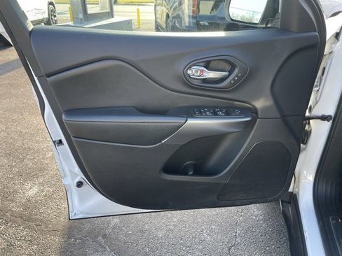 Used 2019 Jeep Cherokee Limited image 10