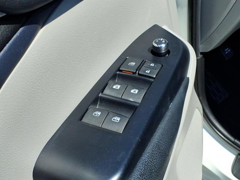 Used 2019 Toyota Highlander LE FWD image 8