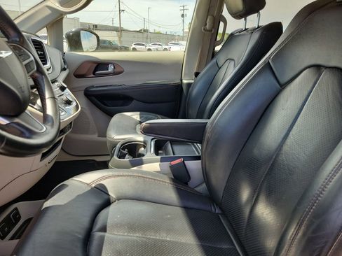 Used 2018 Chrysler Pacifica Touring-L FWD image 20