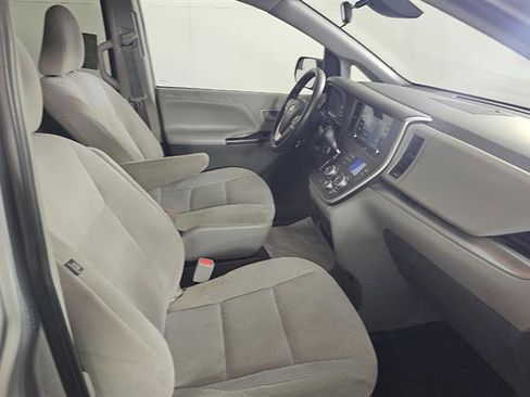 Used 2020 Toyota Sienna L FWD image 6