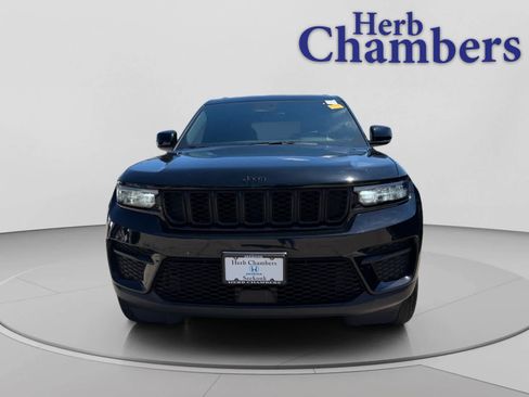 Used 2022 Jeep Grand Cherokee Altitude AWD/4WD image 2