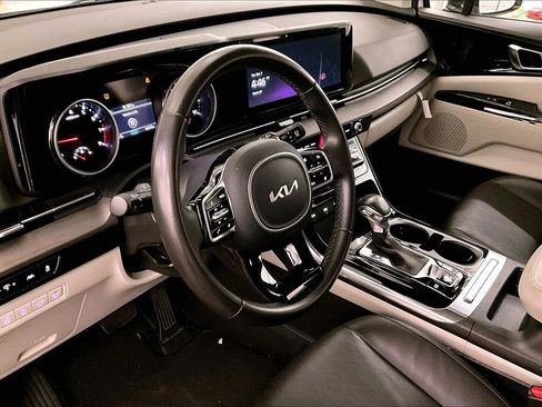 Used 2024 Kia Carnival EX image 12