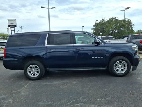 Used 2020 Chevrolet Suburban LT w/ Luxury Package RWD image 4