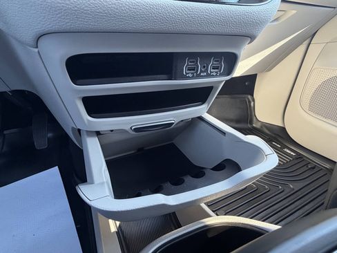 Used 2024 Chrysler Pacifica Touring-L AWD/4WD image 22