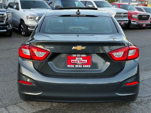 Used 2018 Chevrolet Cruze LT w/ Sun And Sound Package FWD image 5