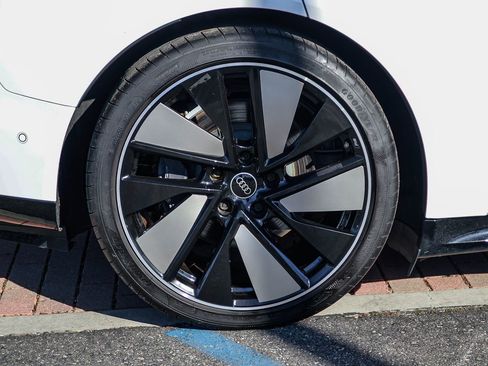 Used 2023 Audi e-tron GT Prestige image 8