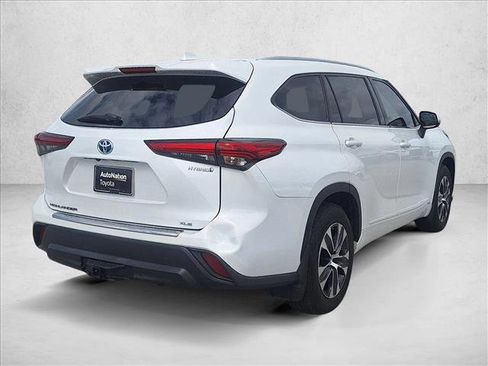 Used 2022 Toyota Highlander XLE AWD/4WD image 5