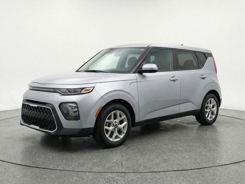 Used 2025 Kia Soul LX w/ LX Technology Package FWD image 3