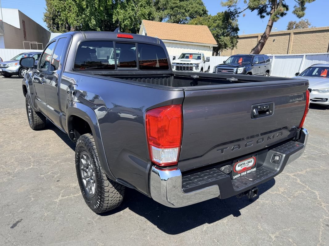 Used 2017 Toyota Tacoma SR5 w/ Tow Package RWD image 4