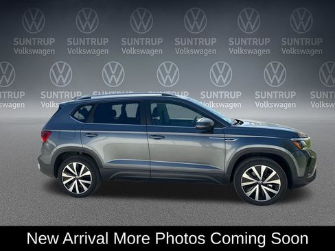 Used 2023 Volkswagen Taos SE FWD image 2