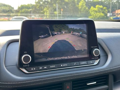 Used 2025 Nissan Rogue SV FWD image 17