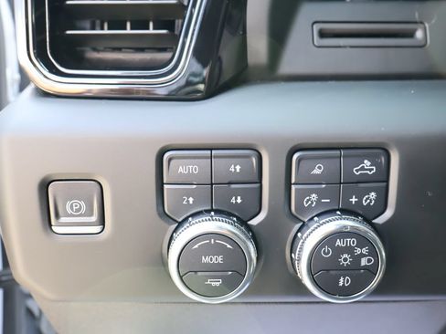 Used 2023 GMC Sierra 1500 AT4 w/ AT4 Preferred Package AWD/4WD image 13