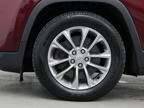 Used 2019 Jeep Cherokee Latitude Plus w/ Comfort/Convenience Group FWD image 13