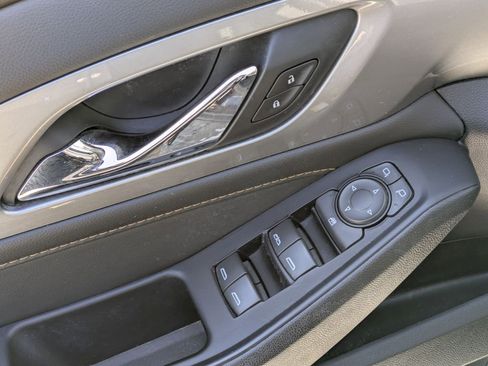 Used 2019 Chevrolet Traverse LT image 10