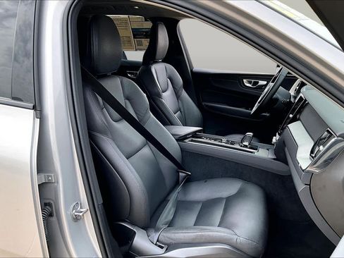 Used 2025 Volvo XC60 B5 Plus AWD/4WD image 9