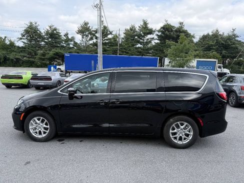 Used 2025 Chrysler Pacifica Select FWD image 11