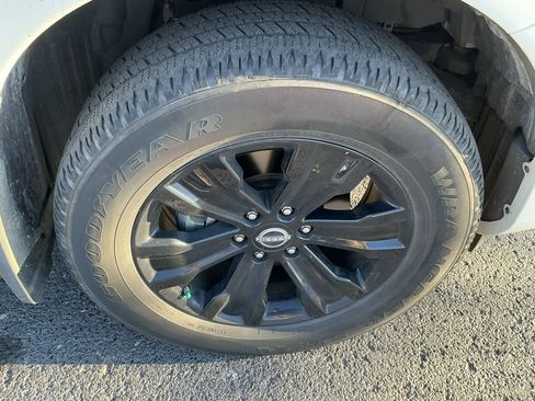 Used 2023 Nissan Titan SV w/ SV Convenience Package image 10