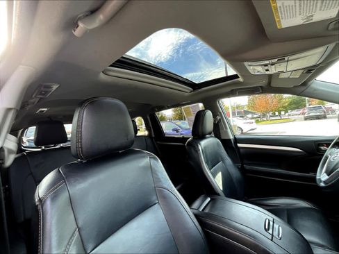 Used 2019 Toyota Highlander XLE image 23