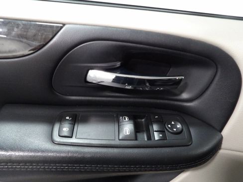 Used 2015 Dodge Grand Caravan American Value Package w/ UConnect Hands-Free Group FWD image 8