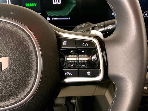 Used 2025 Kia Carnival EX image 19