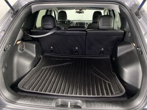 Used 2019 Jeep Cherokee Latitude Plus FWD image 31