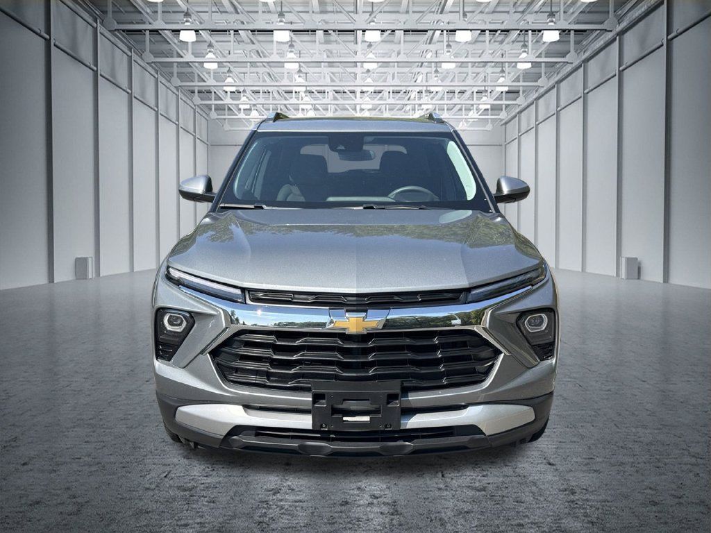 Used 2025 Chevrolet TrailBlazer LT AWD/4WD image 2