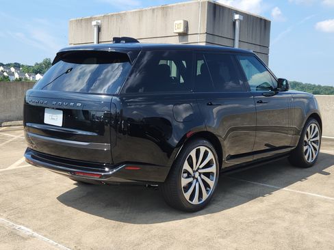 New 2025 Land Rover Range Rover SE image 2