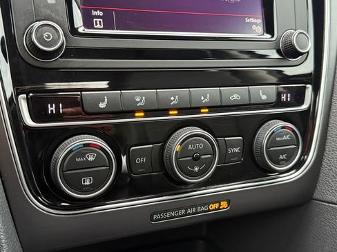 Used 2018 Volkswagen Passat 2.0T R-Line image 16