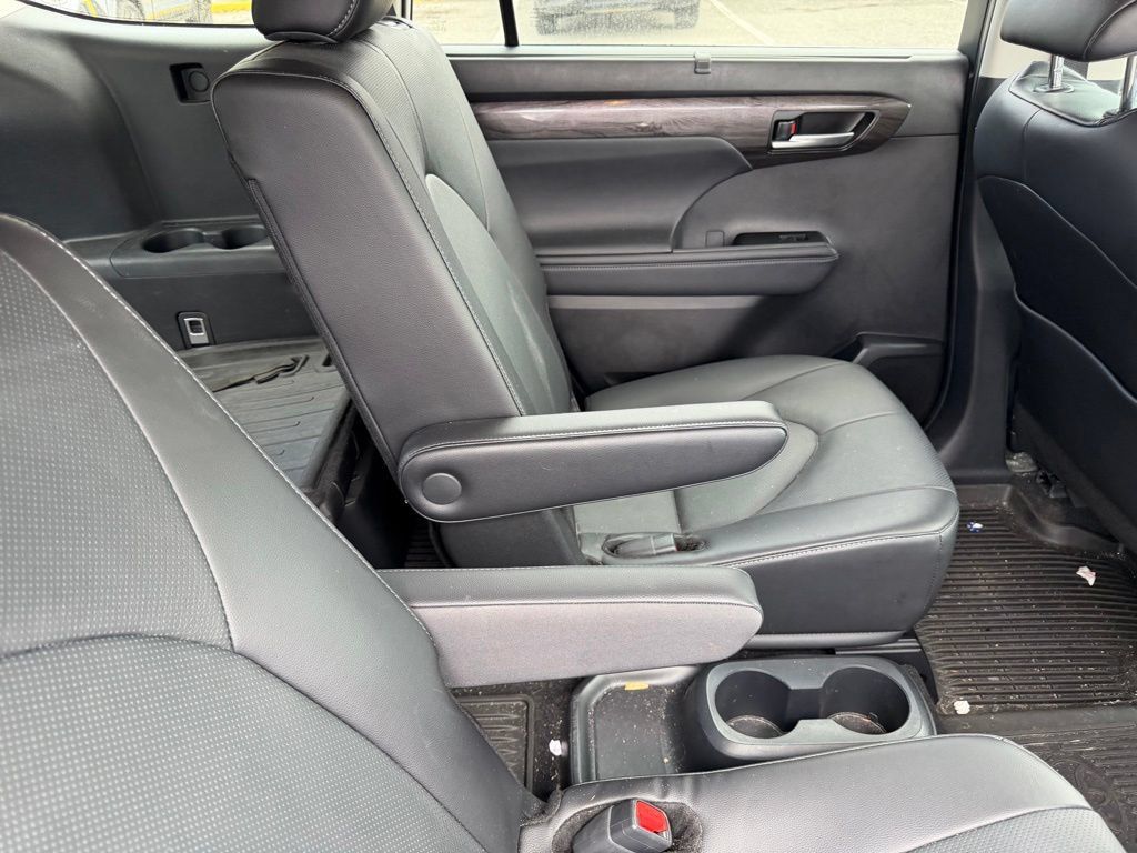 Used 2024 Toyota Highlander Limited FWD image 17