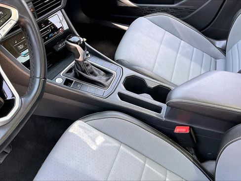 Used 2025 Volkswagen Jetta SE FWD image 17