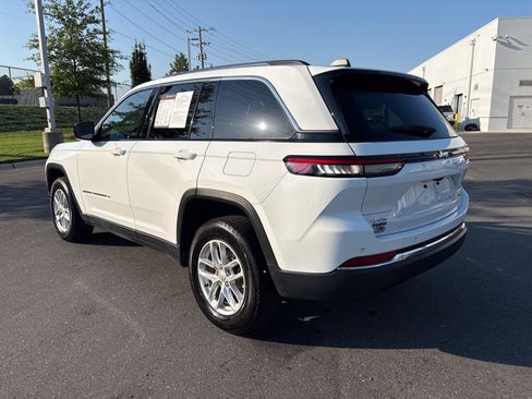 Certified 2023 Jeep Grand Cherokee Laredo AWD/4WD image 7
