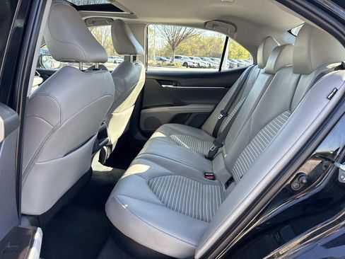 Used 2022 Toyota Camry SE w/ Cold Weather Package image 18