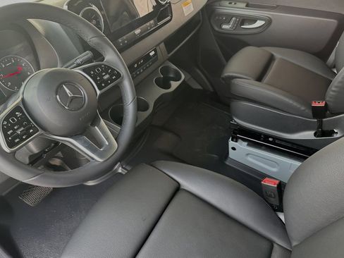 Used 2024 Mercedes-Benz Sprinter 2500 image 9
