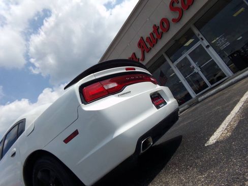 Used 2014 Dodge Charger SE RWD image 9