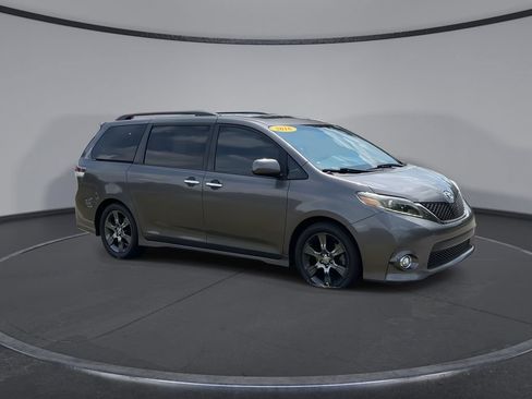 Used 2016 Toyota Sienna SE FWD image 2