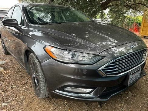 Used 2018 Ford Fusion SE w/ Equipment Group 201A FWD image 2