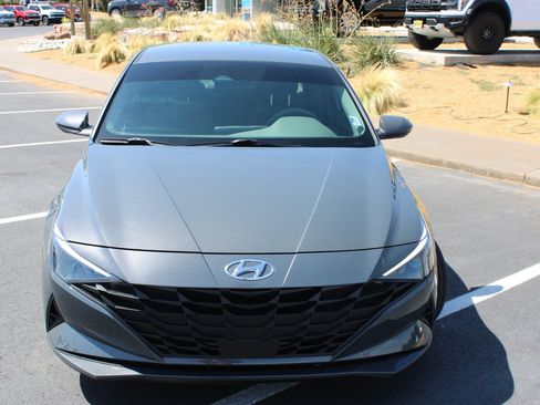 Used 2023 Hyundai Elantra SEL w/ Convenience Package FWD image 3