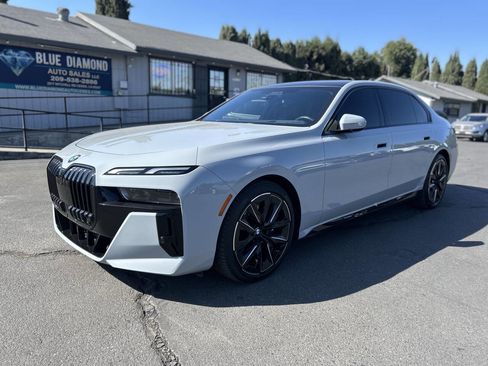 Used 2023 BMW 740i image 4