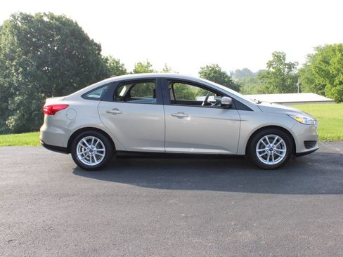 Used 2015 Ford Focus SE FWD image 2