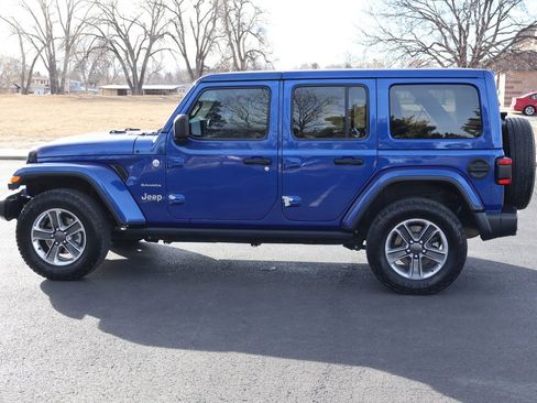 Used 2018 Jeep Wrangler Unlimited Sahara w/ Dual Top Group AWD/4WD image 9