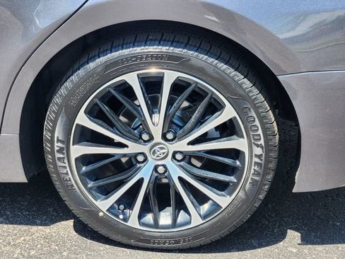 Used 2018 Toyota Camry SE w/ Moonroof Package FWD image 10