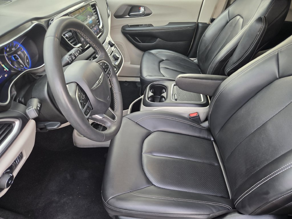 Used 2024 Chrysler Pacifica Touring-L FWD image 14