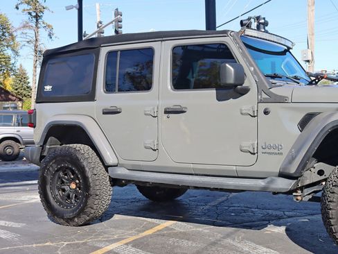 Used 2019 Jeep Wrangler Unlimited Sahara AWD/4WD image 5