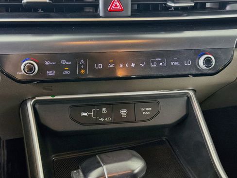 Used 2025 Kia Carnival FWD image 23
